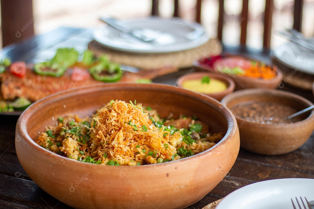 Tigela de frango desfiado sobre uma mesa madeira