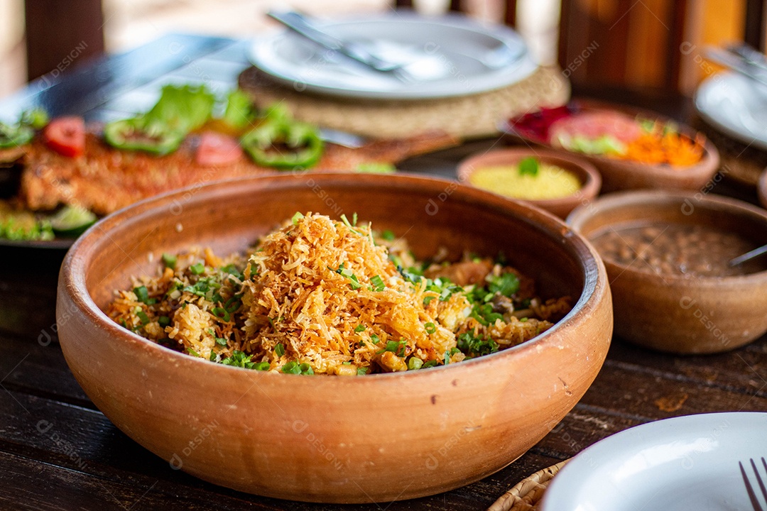 Tigela de frango desfiado sobre uma mesa madeira