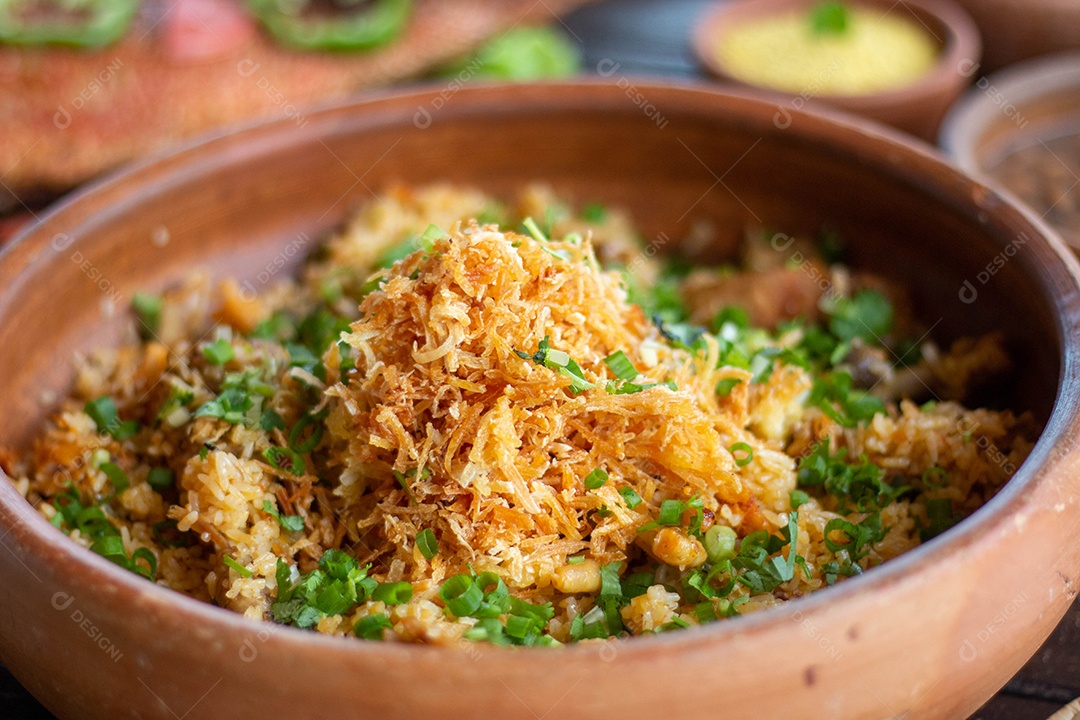Tigela de frango desfiado sobre uma mesa madeira