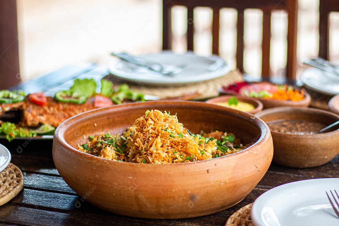 Tigela de frango desfiado sobre uma mesa madeira