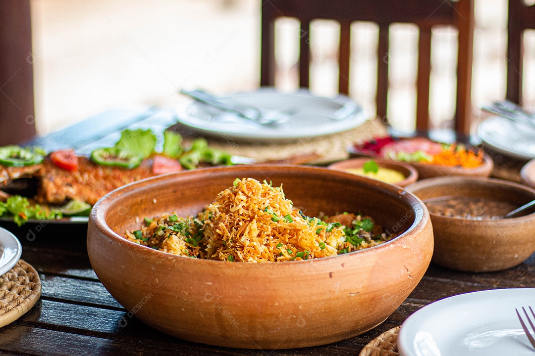 Tigela de frango desfiado sobre uma mesa madeira