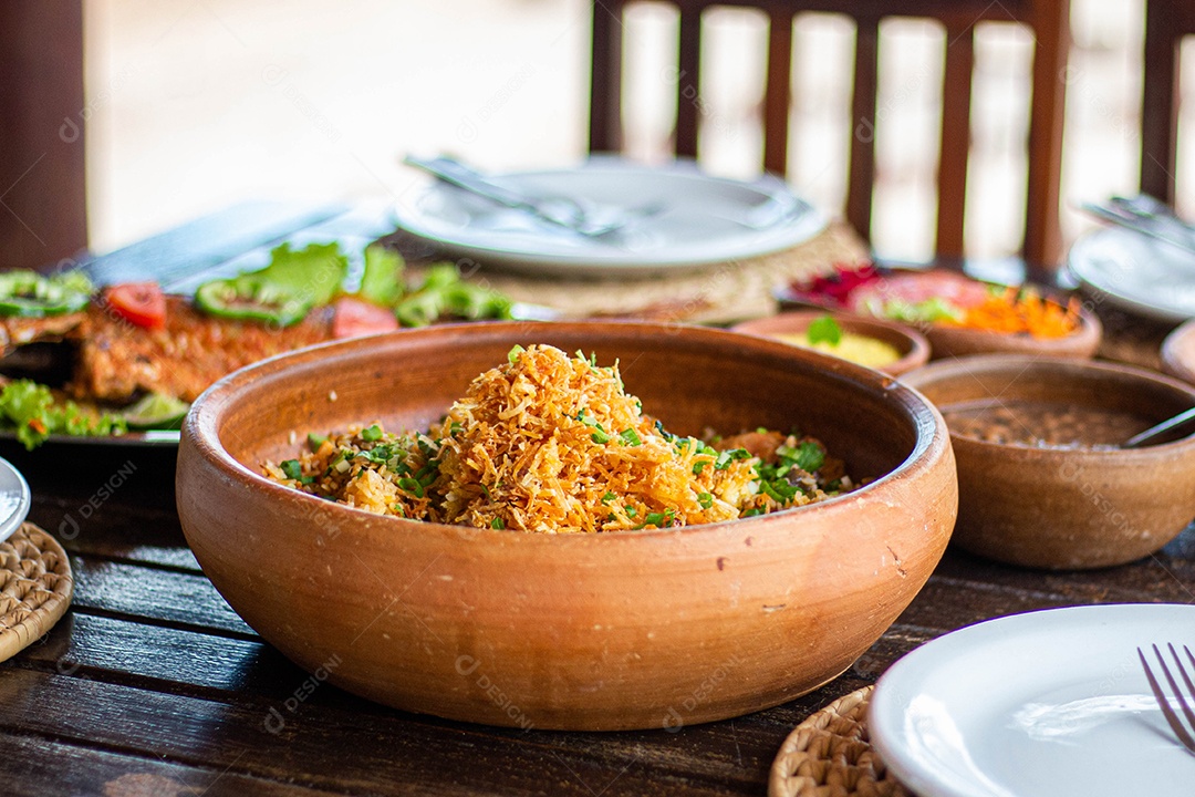 Tigela de frango desfiado sobre uma mesa madeira