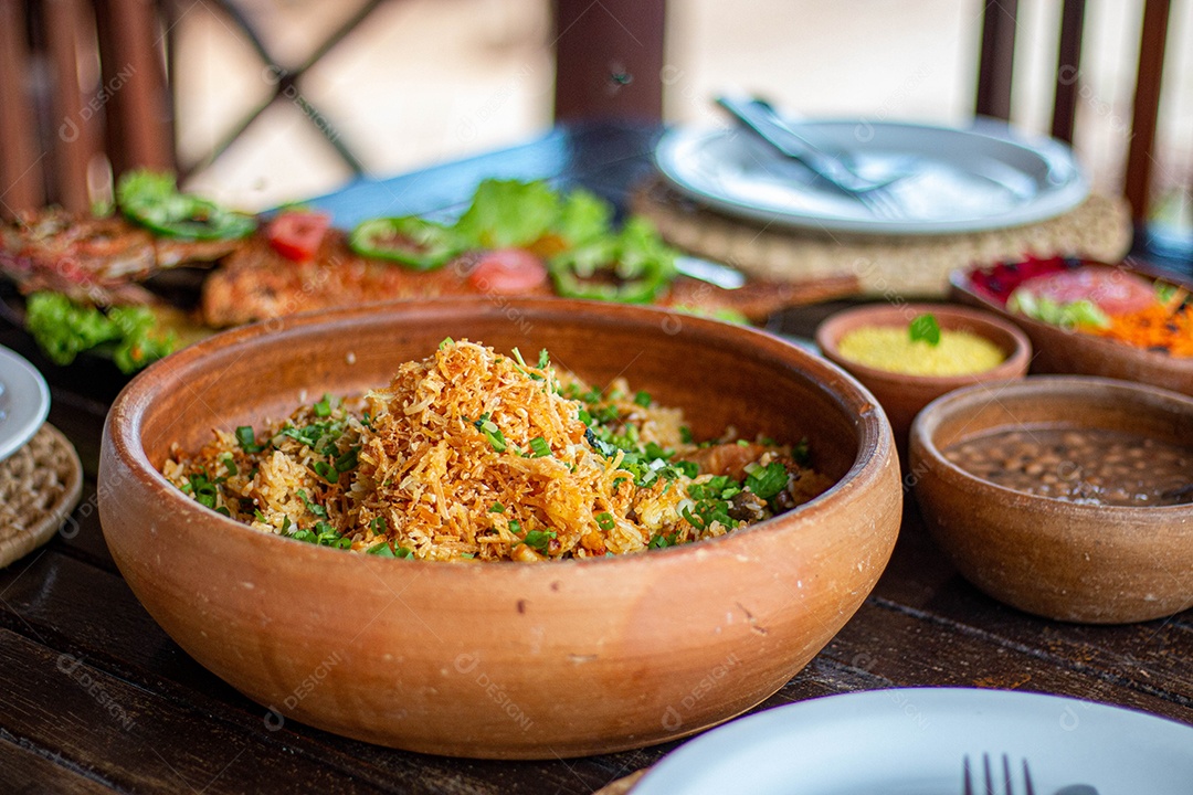 Tigela de frango desfiado sobre uma mesa madeira