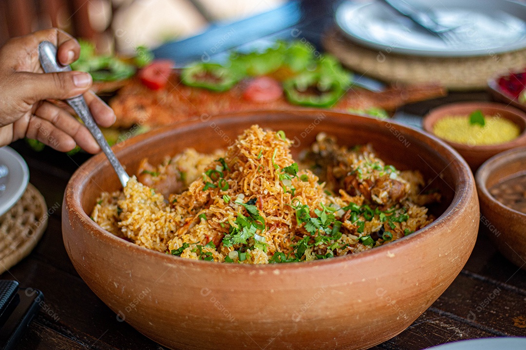 Tigela de frango desfiado sobre uma mesa madeira