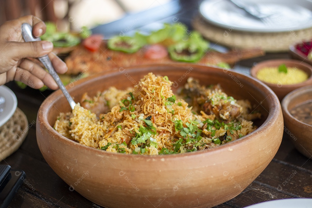 Tigela de frango desfiado sobre uma mesa madeira