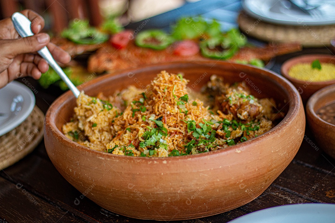 Tigela de frango desfiado sobre uma mesa madeira