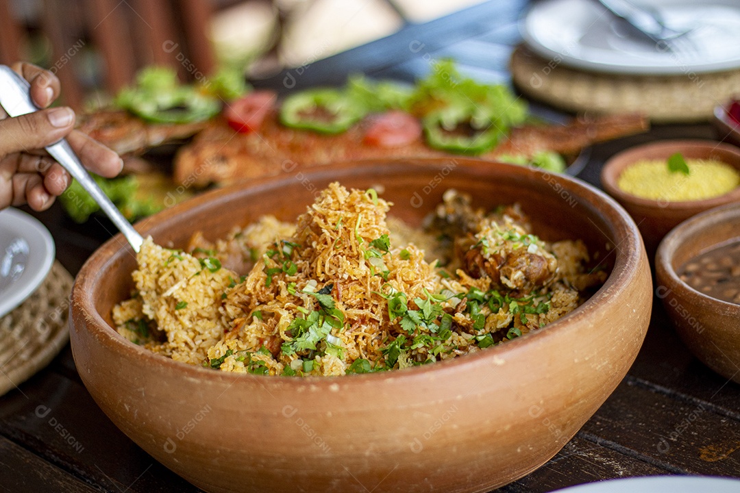 Tigela de frango desfiado sobre uma mesa madeira