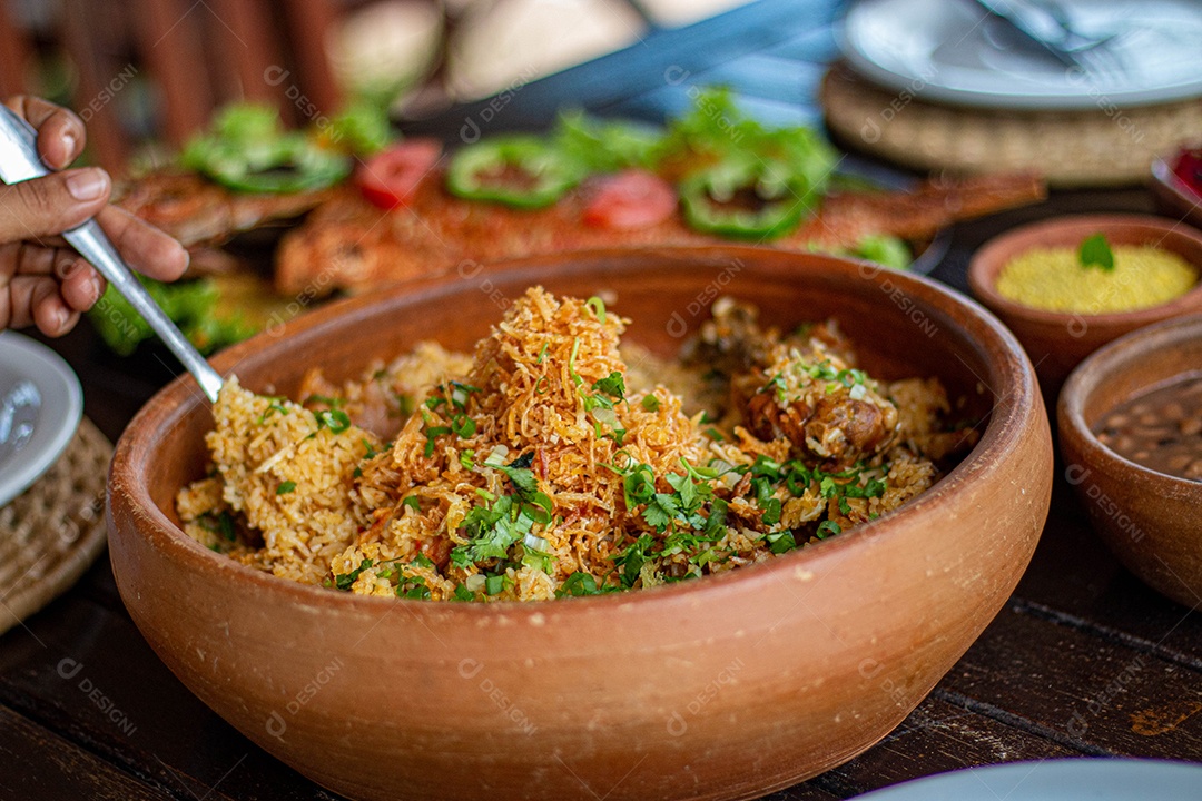 Tigela de frango desfiado sobre uma mesa madeira