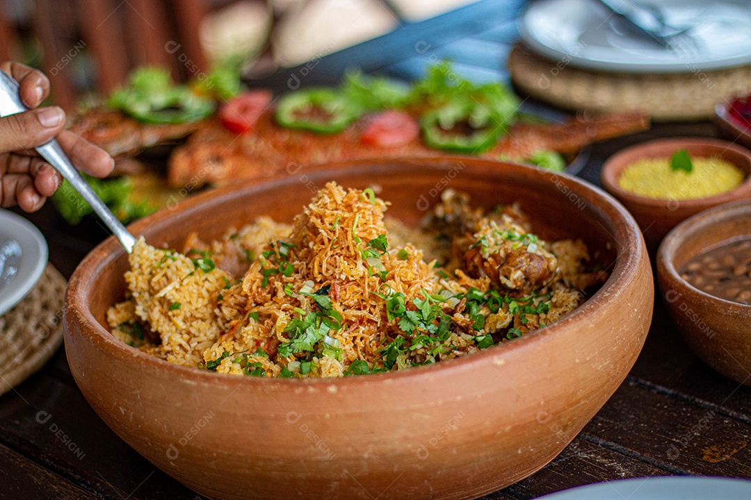 Tigela de frango desfiado sobre uma mesa madeira