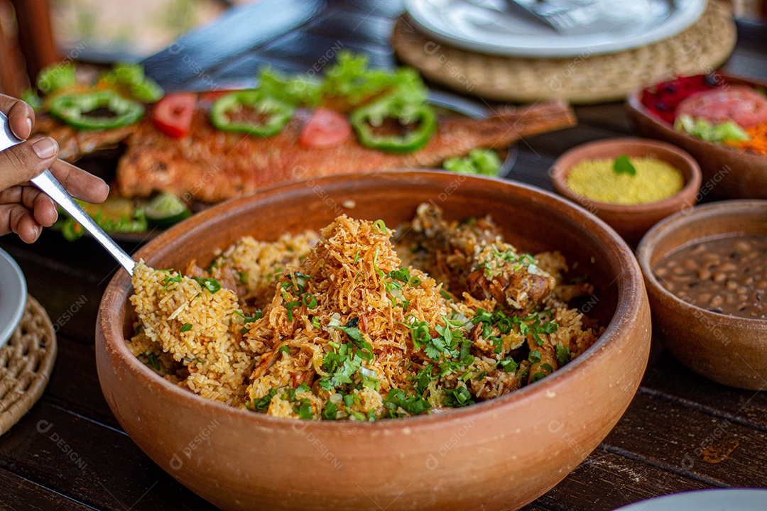 Tigela de frango desfiado sobre uma mesa madeira