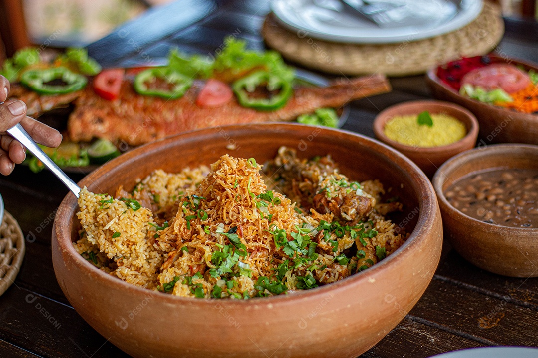 Tigela de frango desfiado sobre uma mesa madeira