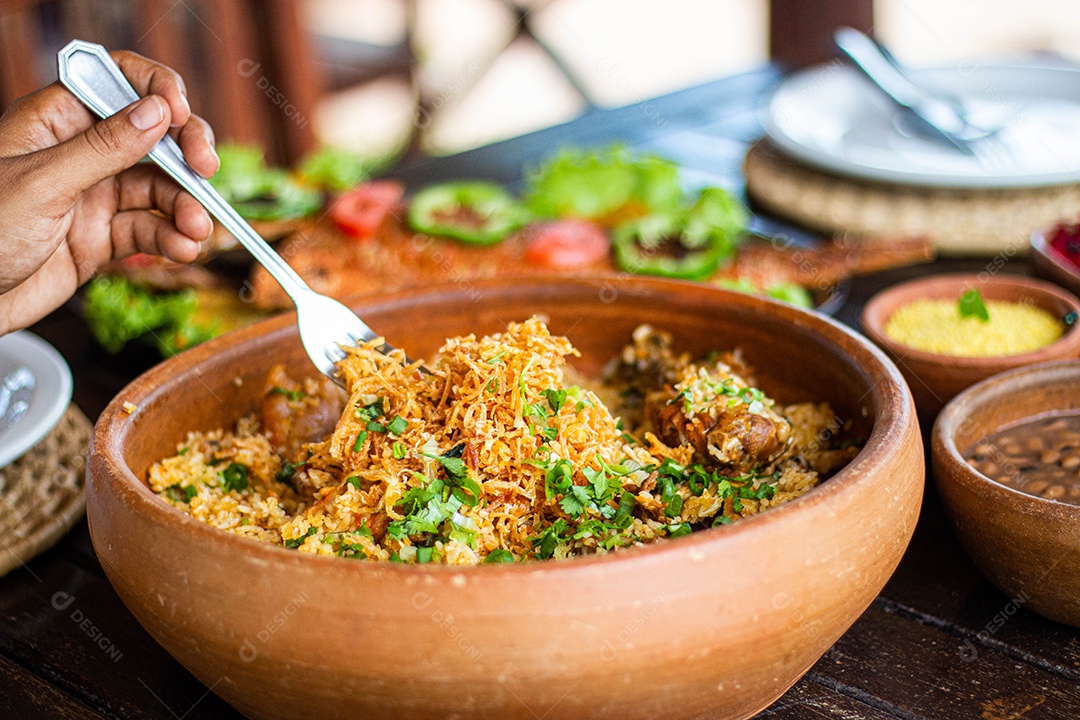Tigela de frango desfiado sobre uma mesa madeira