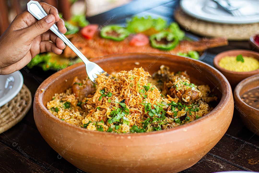 Tigela de frango desfiado sobre uma mesa madeira