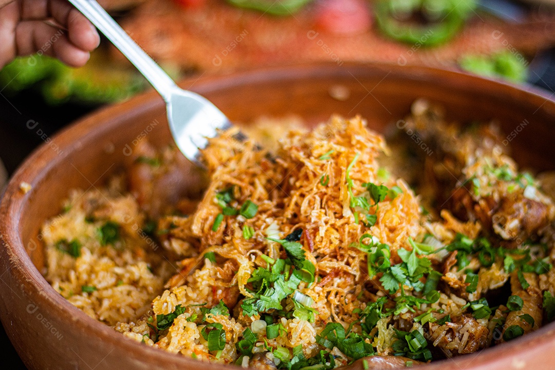 Tigela de frango desfiado sobre uma mesa madeira
