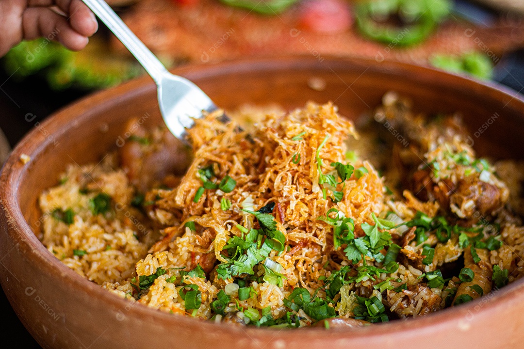 Tigela de frango desfiado sobre uma mesa madeira
