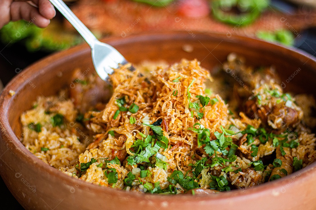 Tigela de frango desfiado sobre uma mesa madeira
