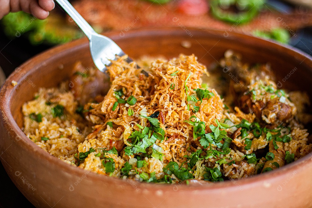 Tigela de frango desfiado sobre uma mesa madeira