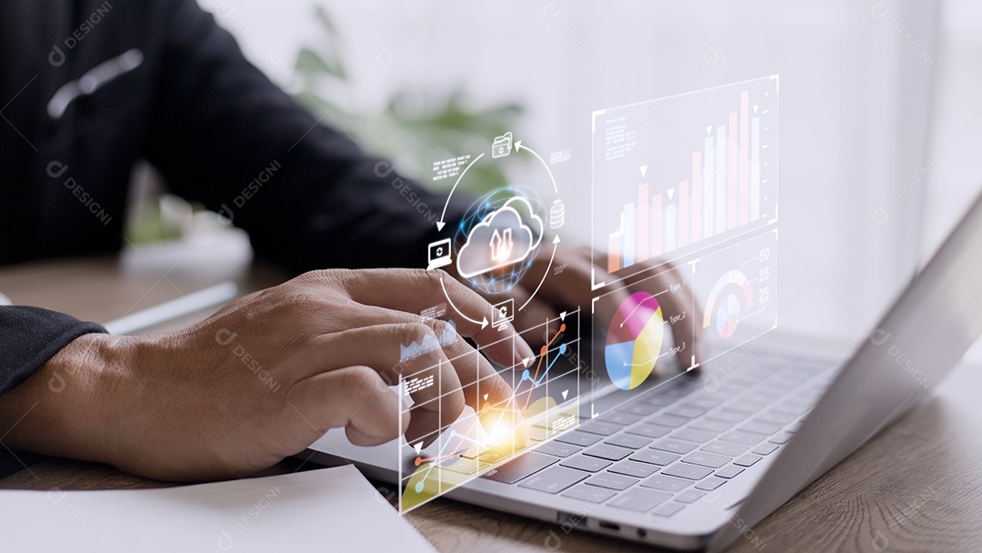 Analista trabalhando com Business Analytics e Data Management Syst