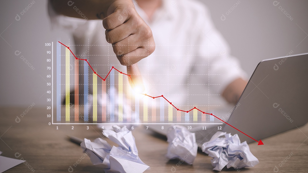 Empresário deprimido, inclinando a cabeça abaixo de um mercado de ações