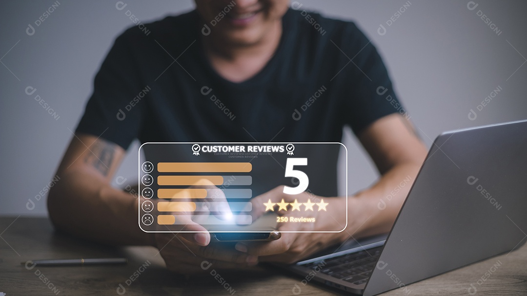 Conceito de aplicativos móveis Mãos de homem de negócios segurando a tela sensível