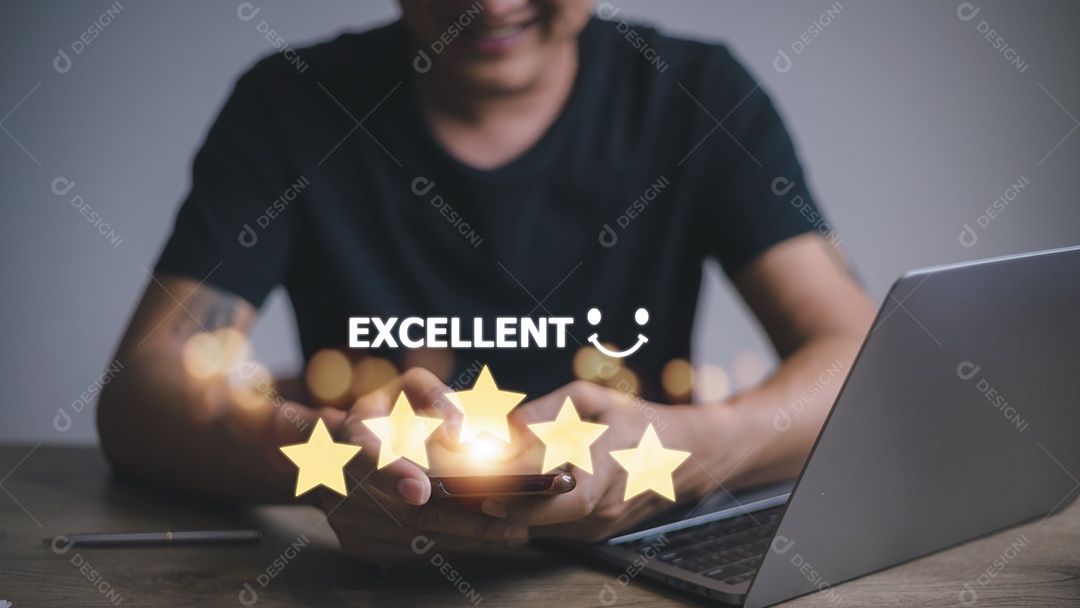 Mão do cliente com ícone de feedback de classificação de cinco estrelas de ouro e pressione