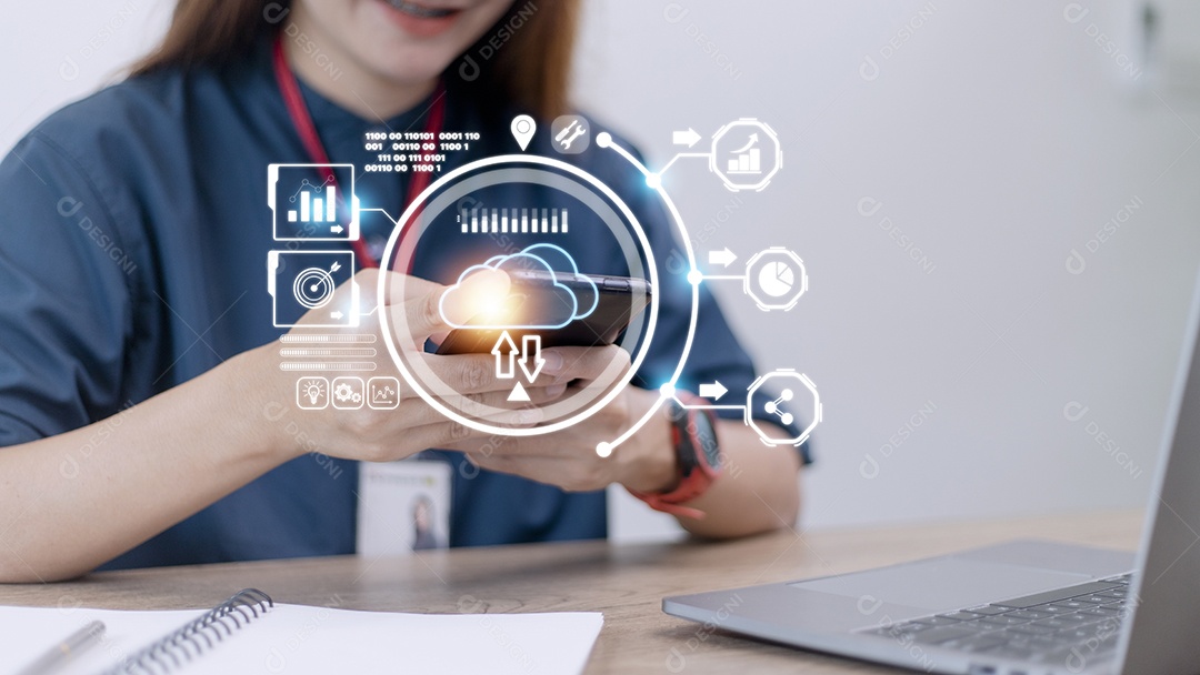 Mão segurando a computação em nuvem virtual com mundo e tecnologia