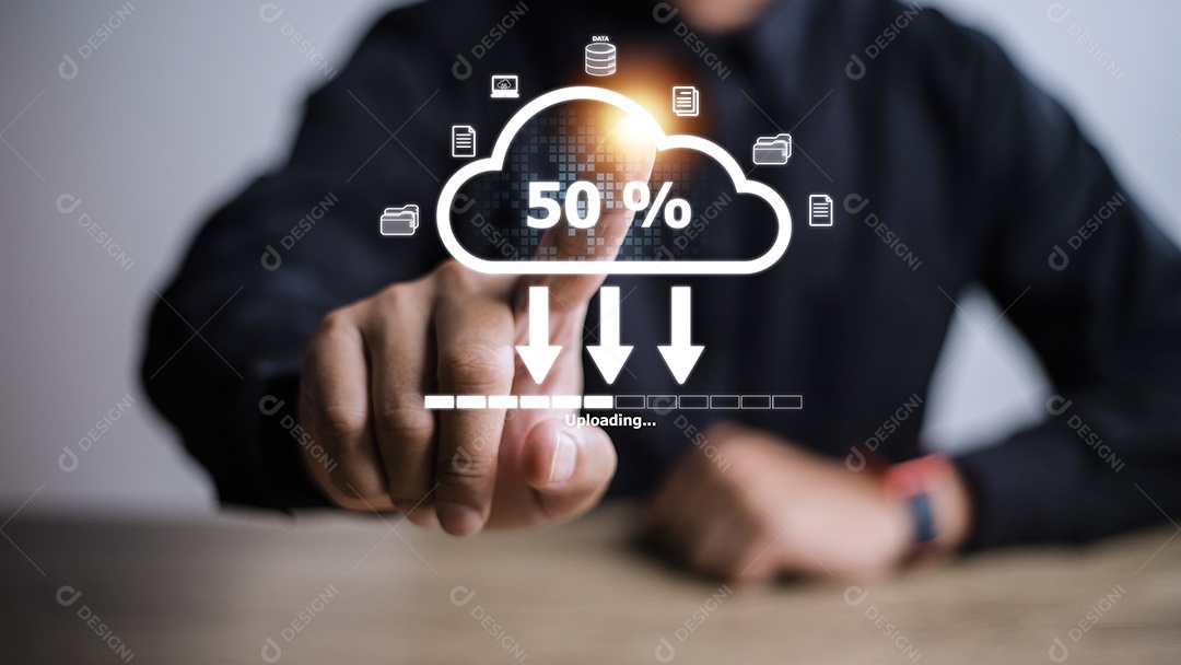 Conceito de tecnologia de armazenamento em nuvem. Empresários usam laptops para sincronizar