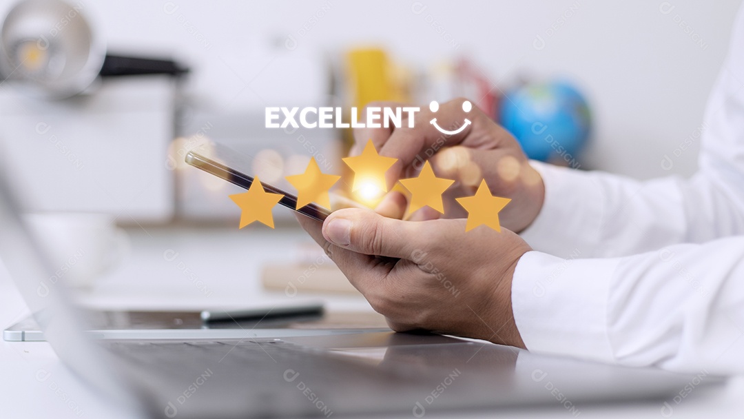 Mão do cliente com ícone de feedback de classificação de cinco estrelas ouro
