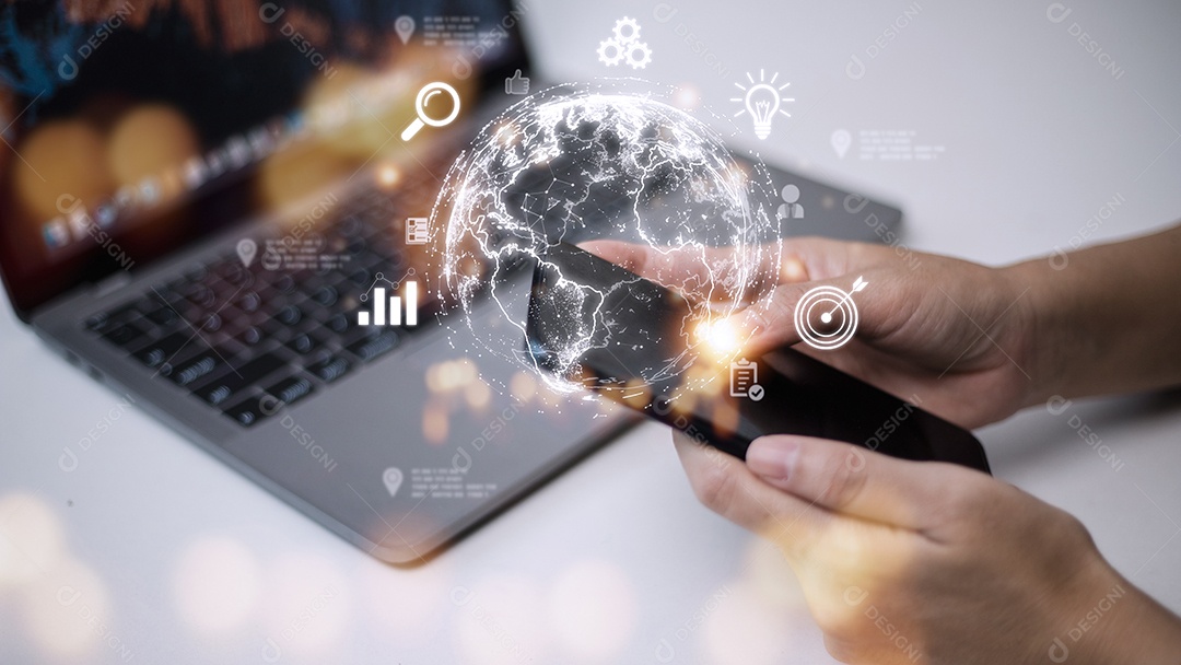 Pessoas usam smartphones móveis. Negócios globais de conexão de internet