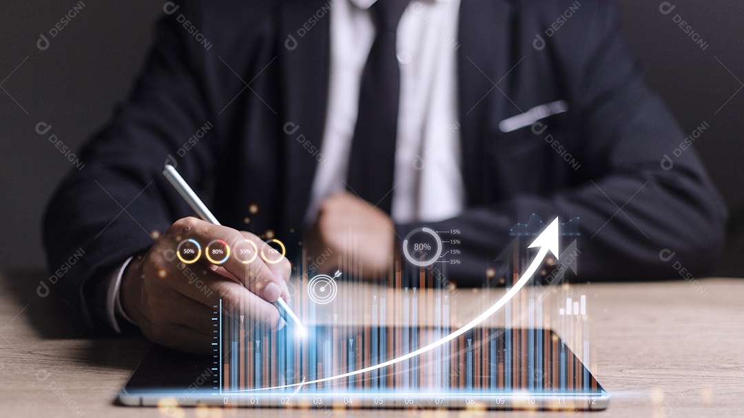 Pessoas usando tablets E usando o dedo para tocar na tela