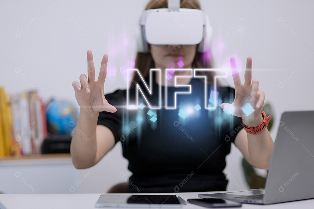 Tela virtual de toque de dedo de empresário, cripta digital de token NFT