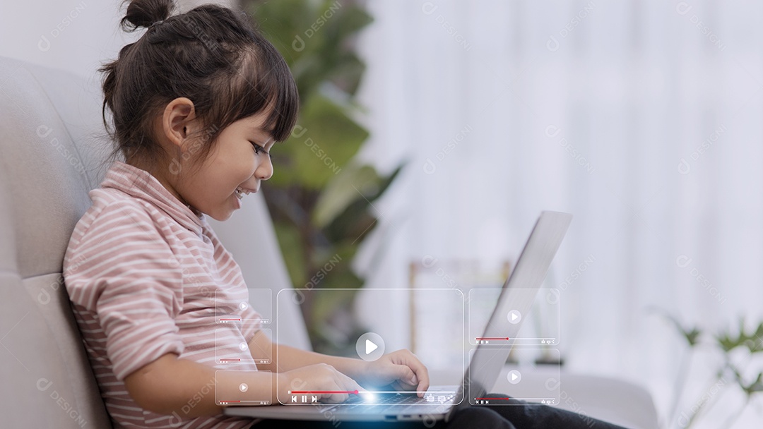 Transmissão de filmes online. assistindo a um filme em um laptop de celular