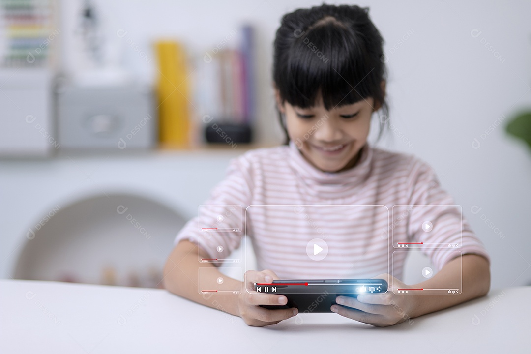 Transmissão de filmes online. assistindo a um filme em um laptop de celular