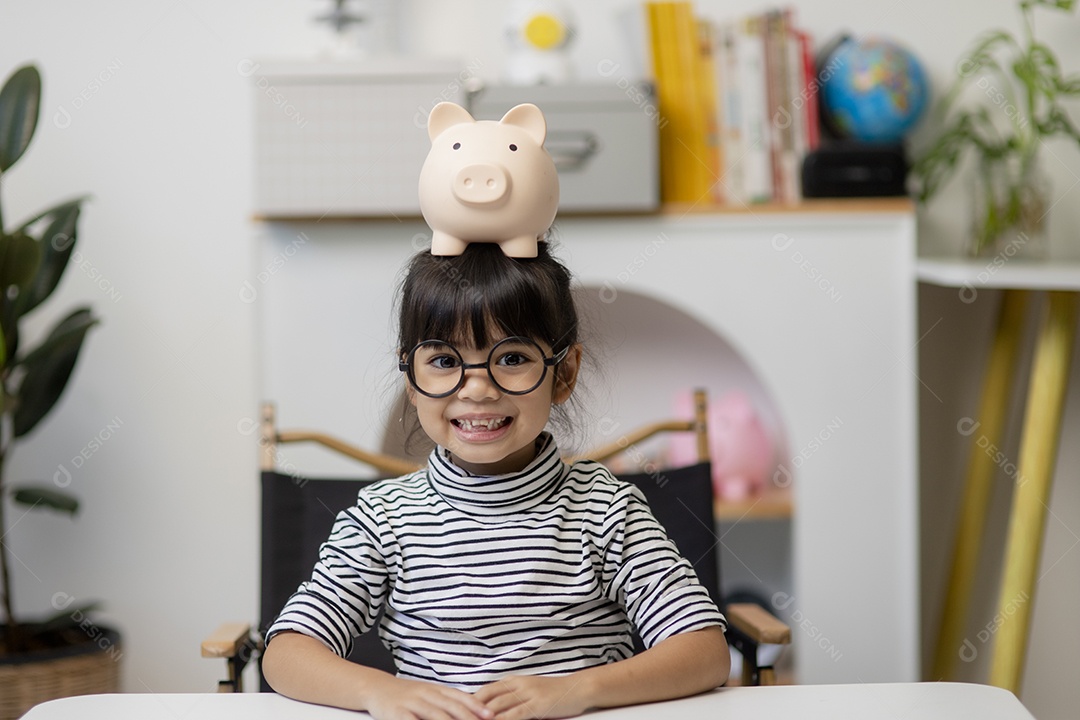 Menina asiática bonita colocando dinheiro no cofrinho para economizar dinheiro para o futuro