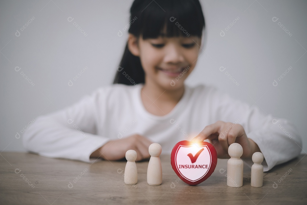 Garantia de cuidados de saúde, seguro de vida familiar e infantil conceito de negócio de saúde médica com uma menina asiática feliz.