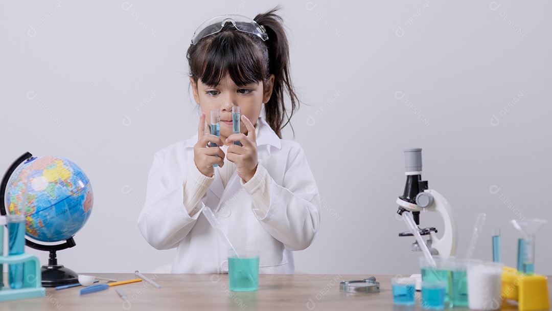 Solução de mistura de estudantes asiáticos na aula de laboratório de experimentos científicos