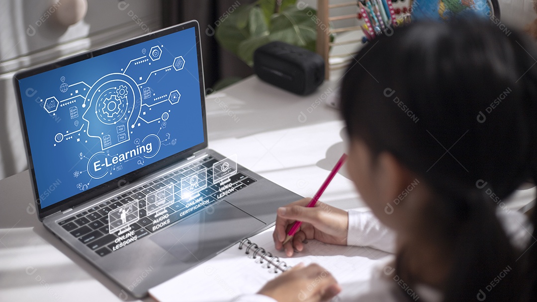 Conceito de tecnologia de educação. Aluna aprendendo na sala. Escola on-line. Conceito de EdTech.E-learning