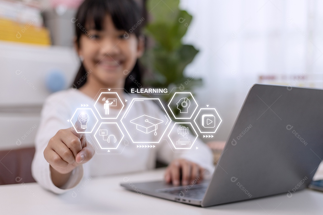 Conceito de tecnologia de educação. Aluna aprendendo na sala. Escola on-line. Conceito de EdTech.E-learning