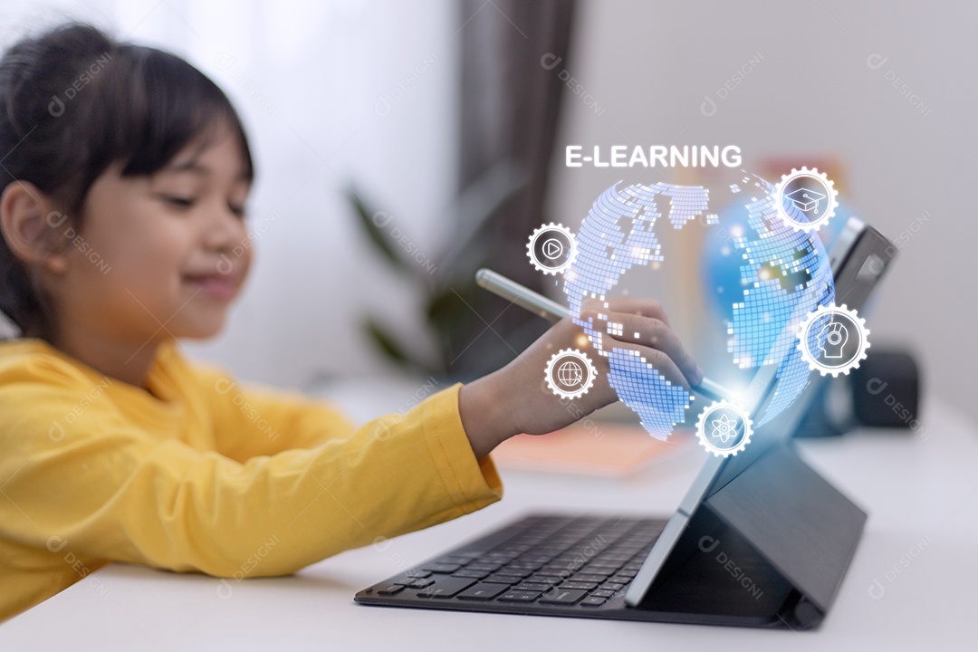 Conceito de tecnologia de educação. Aluna aprendendo na sala. Escola on-line. Conceito de EdTech.E-learning