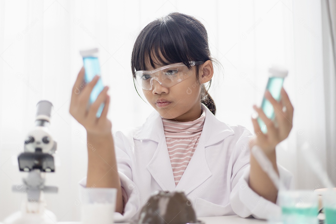 Solução de mistura de estudantes asiáticos na aula de laboratório de experimentos científicos