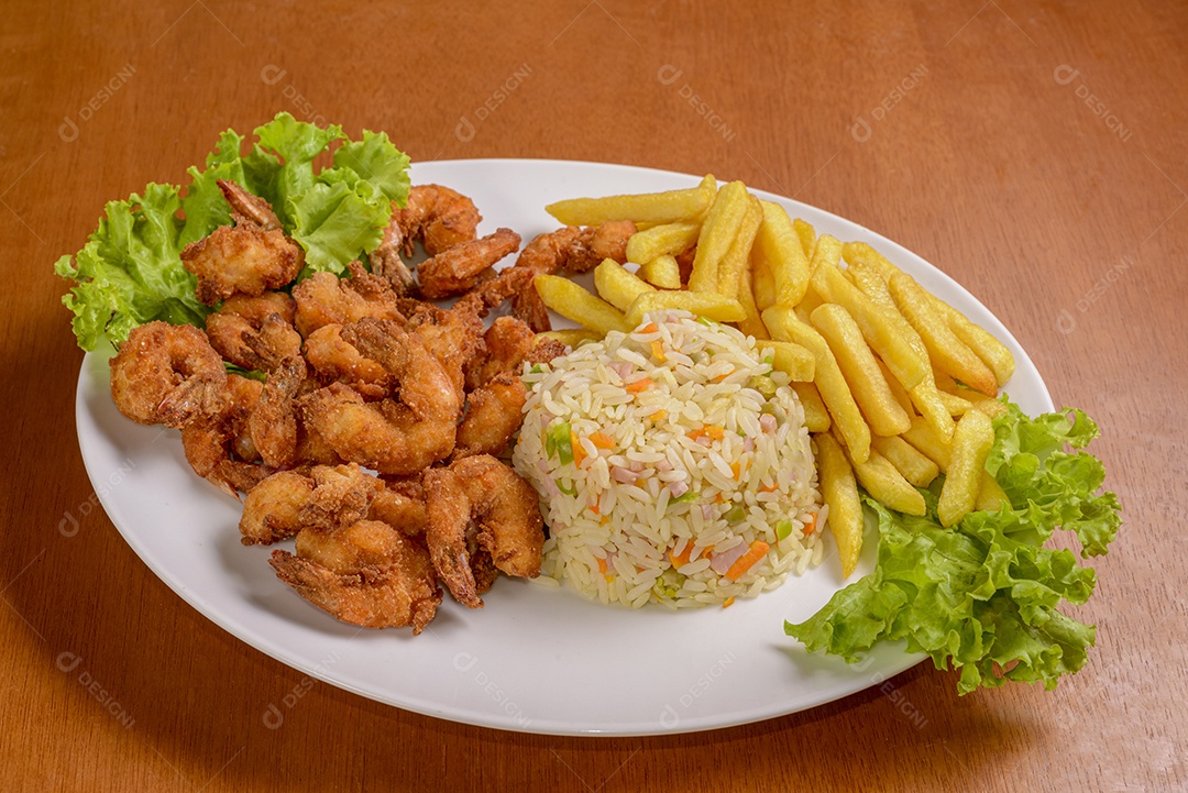 Camarão à milanesa, acompanhado de arroz à grega e fritas. Prato popular no Brasil.