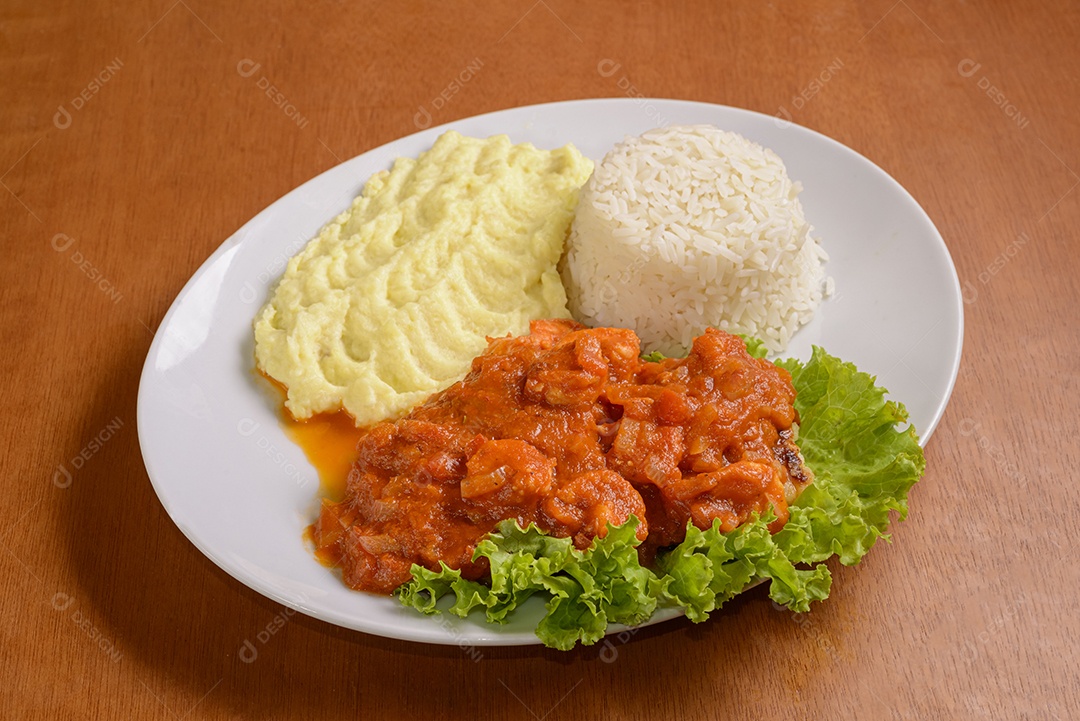 Camarão ao molho de tomate, acompanhado de arroz branco e purê de batata