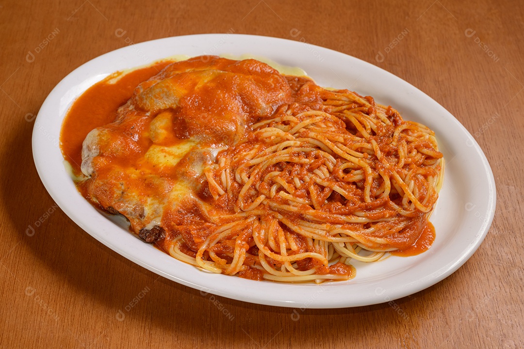 Filé à parmegiana com molho de tomate e macarrão em tigela branca