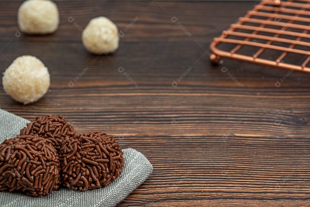 Brigadeiro brasileiro tradicional deliciosa sobremesa de chocolate, lanches de festa, vista superior de fundo polvilhado doce sobre a mesa de madeira