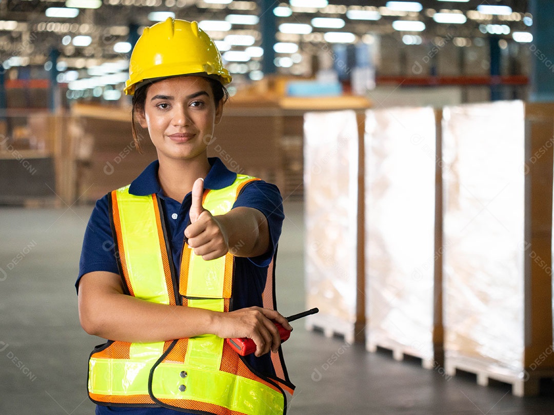 Mulher engenheira usar capacete de segurança amarelo