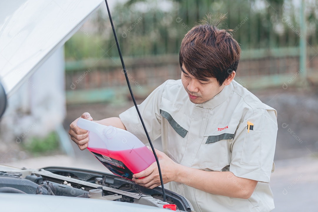 Homem jovem mecânico arrumado carro automóvel