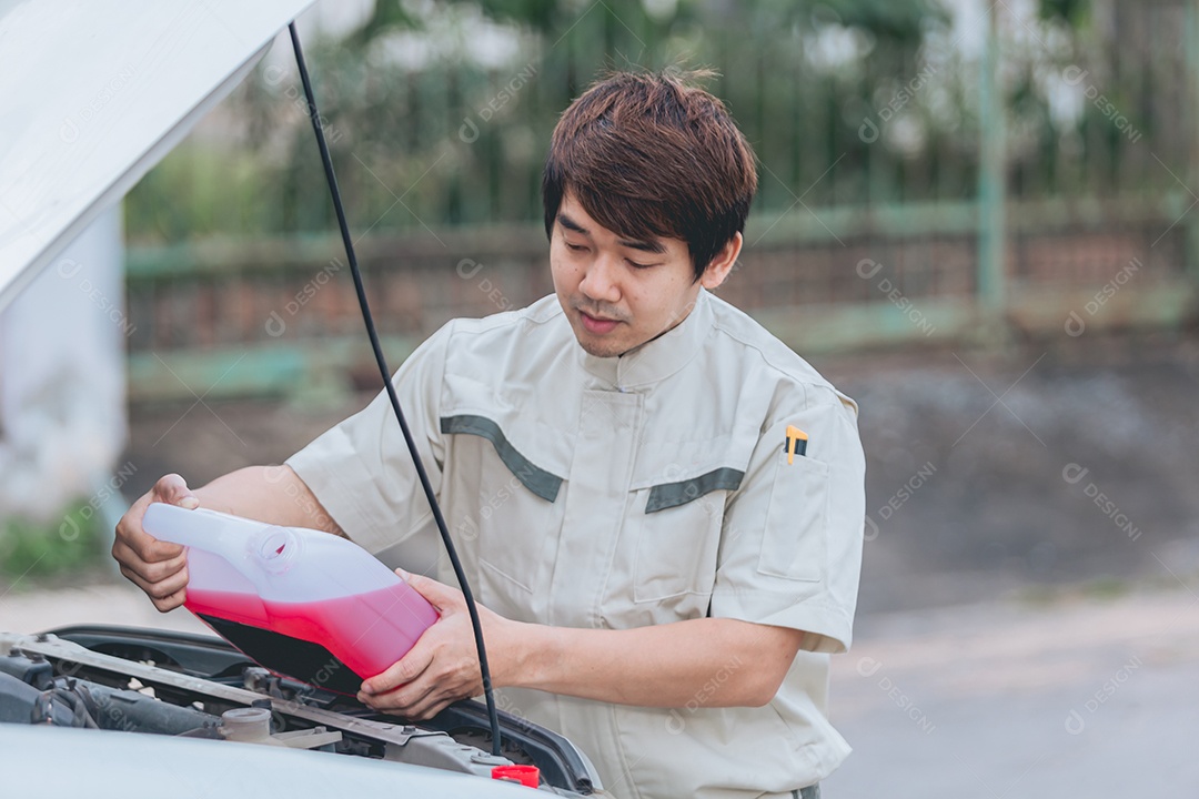 Homem jovem mecânico arrumado carro automóvel