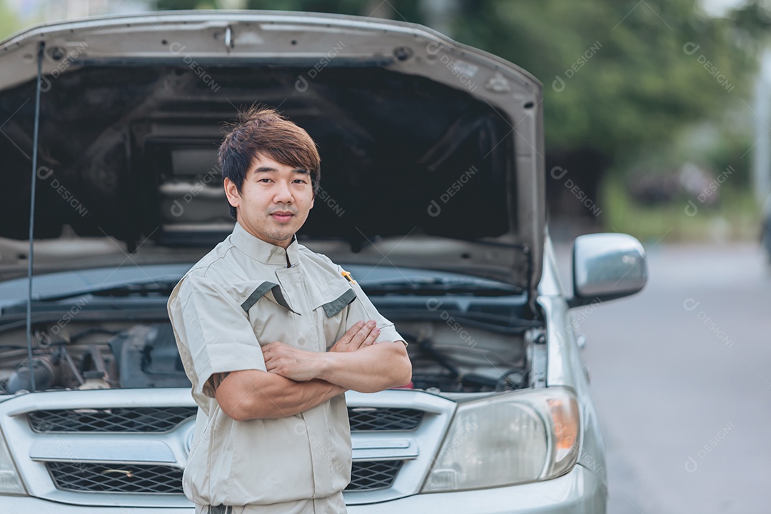 Homem jovem mecânico arrumado carro automóvel