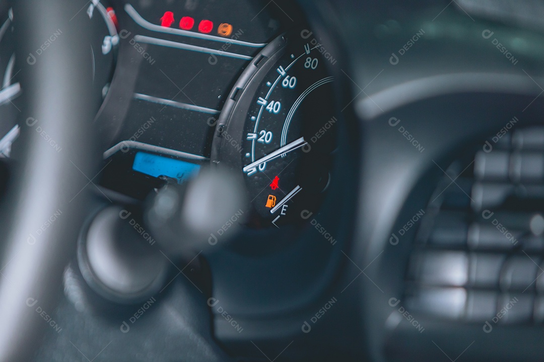 Homem jovem mecânico arrumado carro automóvel