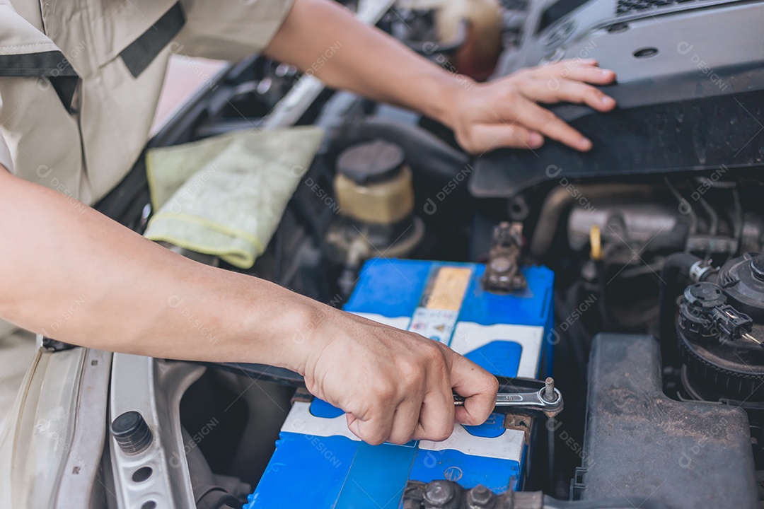 Homem jovem mecânico arrumado carro automóvel